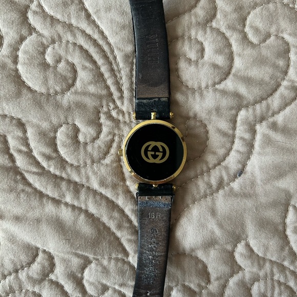authentic leather gucci watch does need a new battery and is lightly worn. - Picture 3 of 3